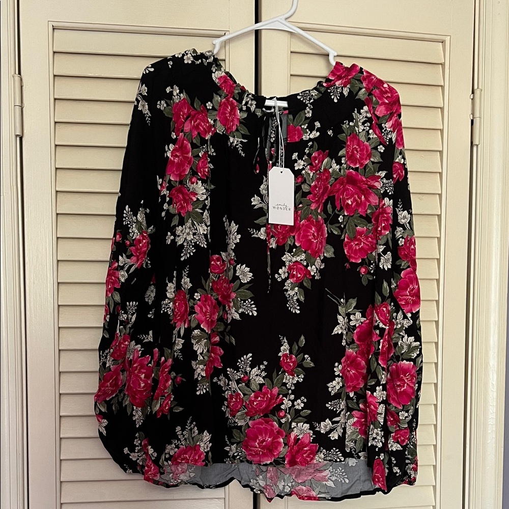 Floral Black Women's Top. Size Large NWT